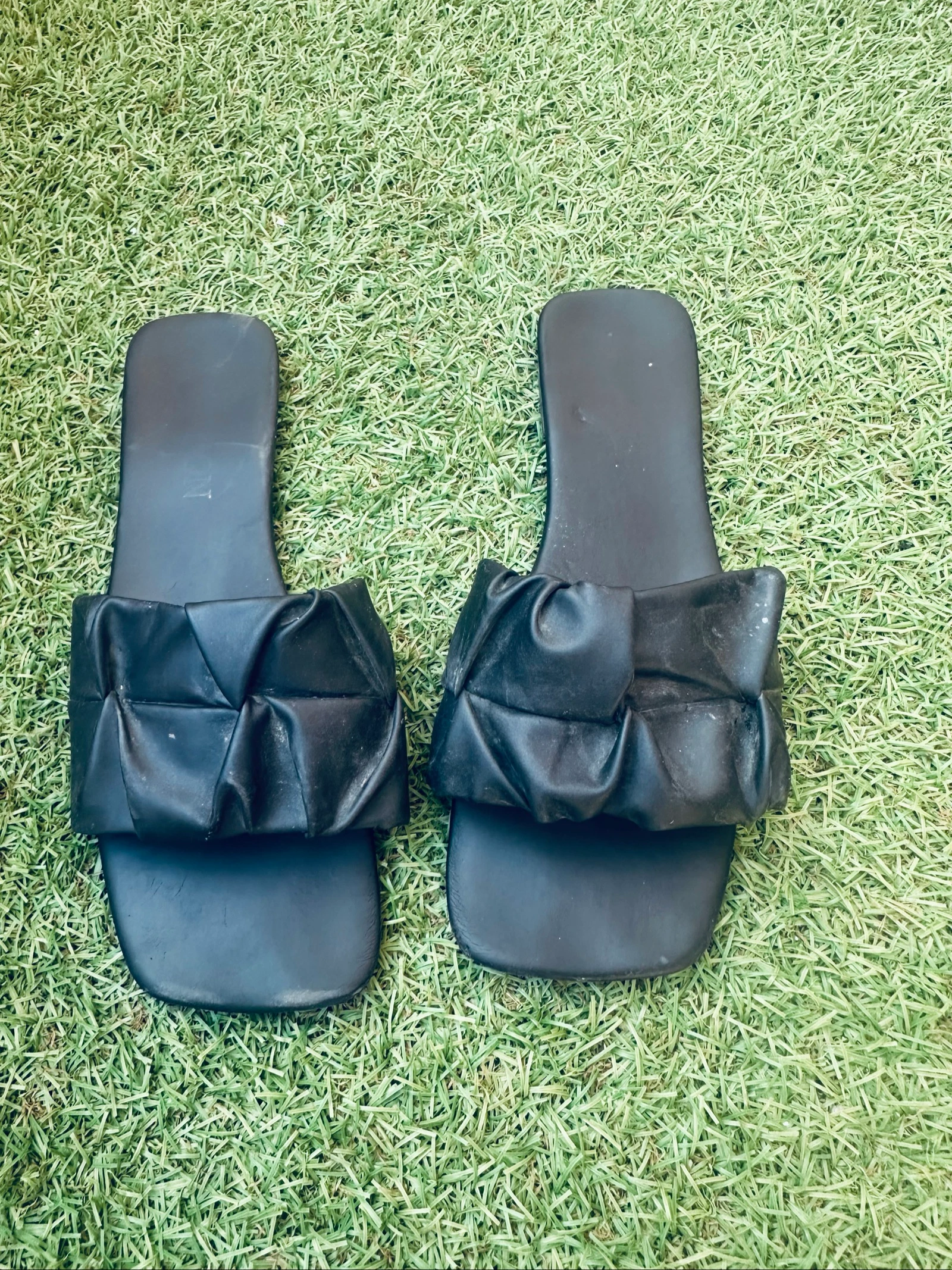 Sandalias negras de pala acolchada – Muy cómodas